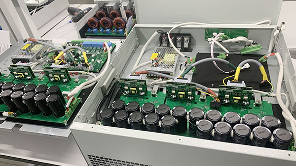 Apa generator daya reaktif statis duwe fungsi kapasitor?